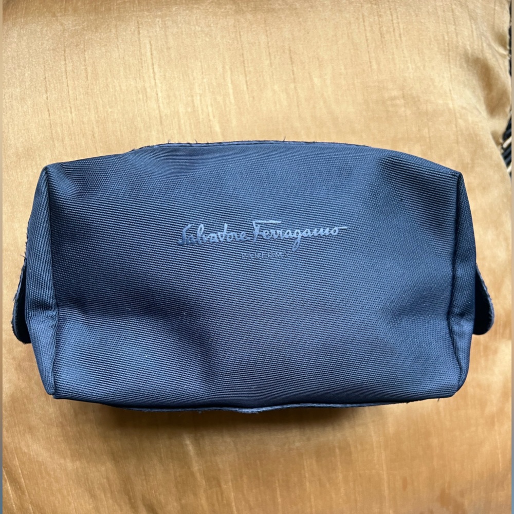 Salvadore Ferragamo Parfum Makeup Bag. Black. Inside Pockets. Zippered.